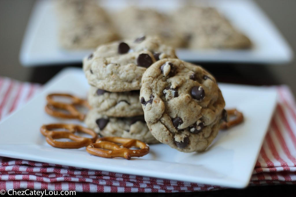 Pretzel Chocolate Chip Cookies | chezcateylou.com