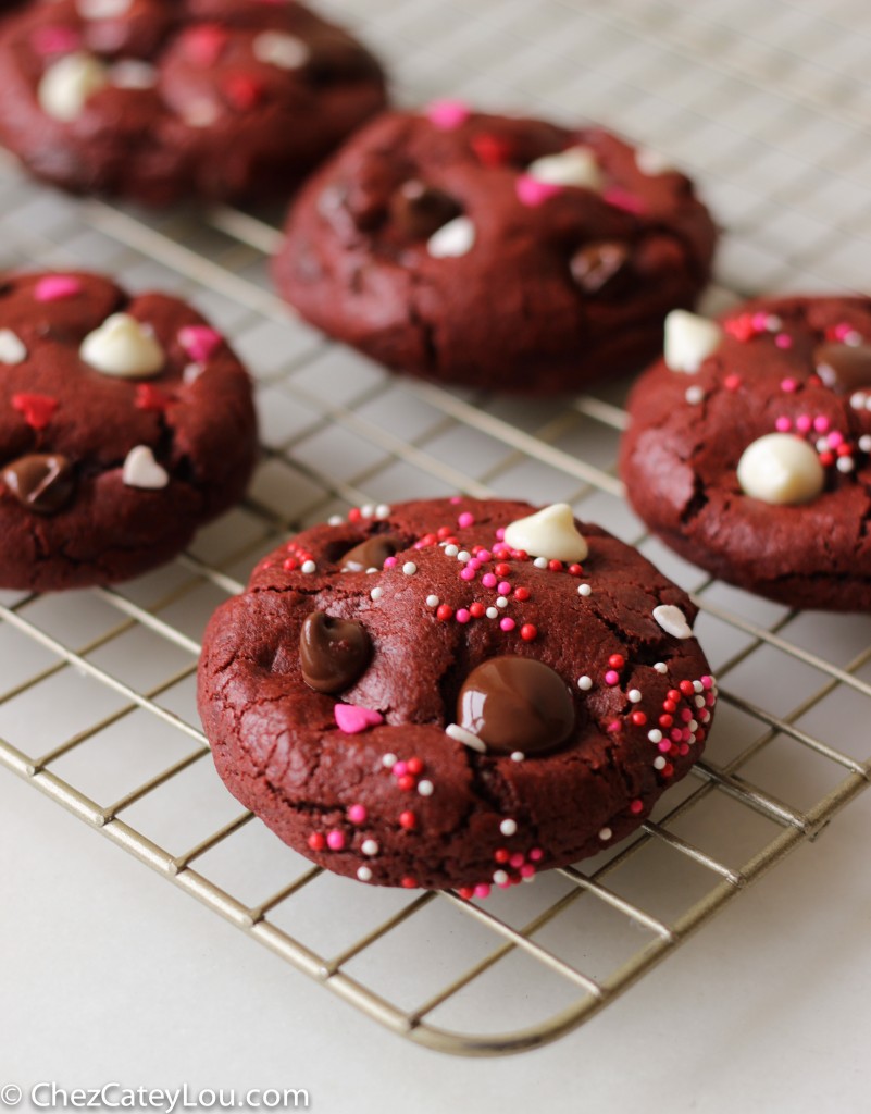 Red Velvet Cookies with Chocolate Chips | chezcateylou.com