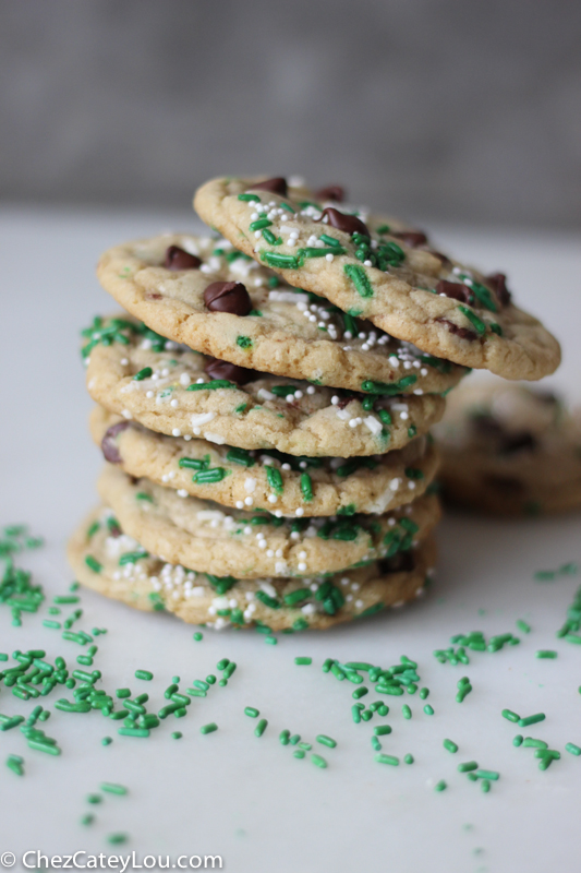 St. Patrick's Day Funfetti Chocolate Chip Cookies | chezcateylou.com
