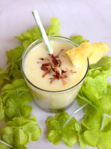 Healthy Pineapple Coconut Smoothie | chezcateylou.com