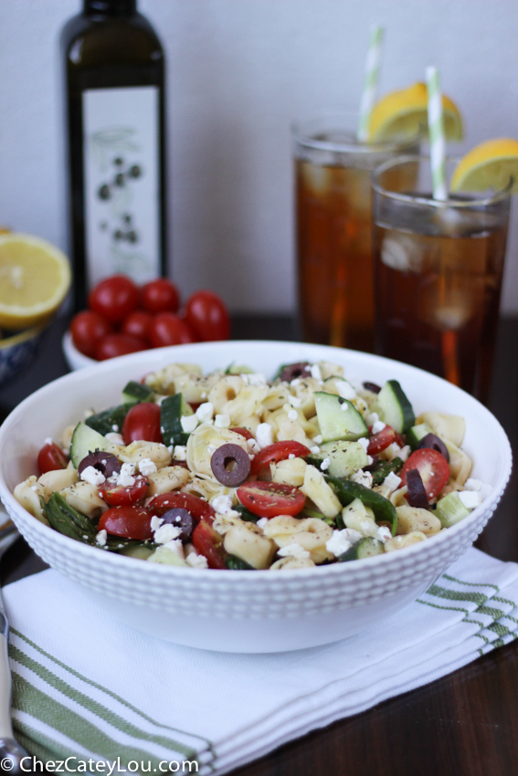 Greek Tortellini Pasta Salad | chezcateylou.com