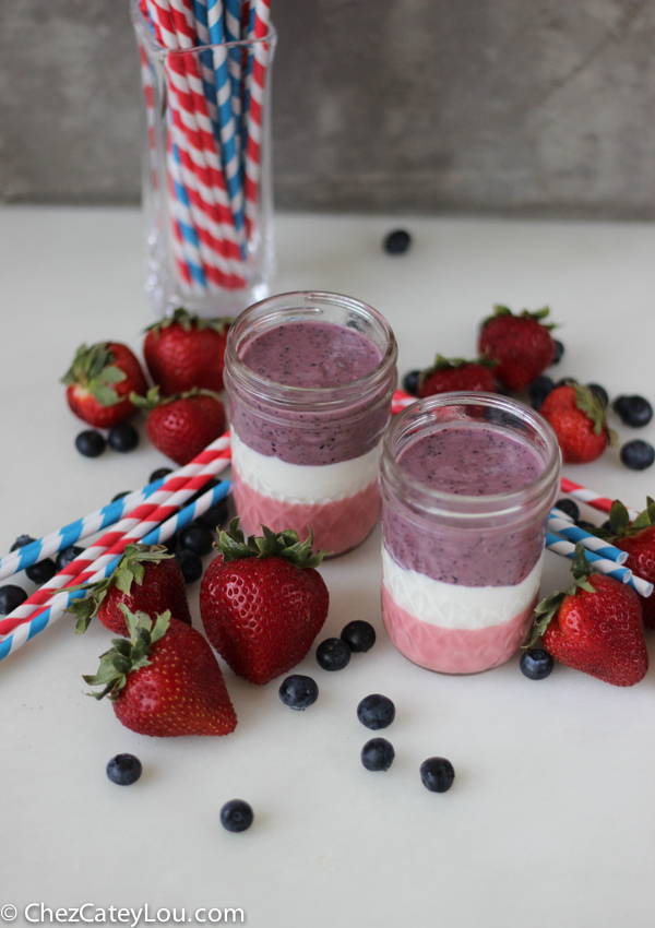 Red, White, and Blue Smoothie for the 4th of July | chezcateylou.com