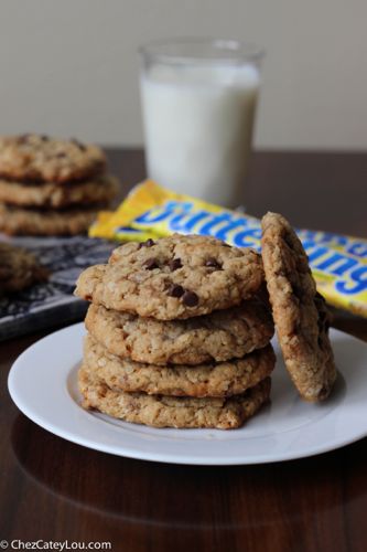 Butterfinger Peanut Butter Oatmeal Cookies | chezcateylou.com