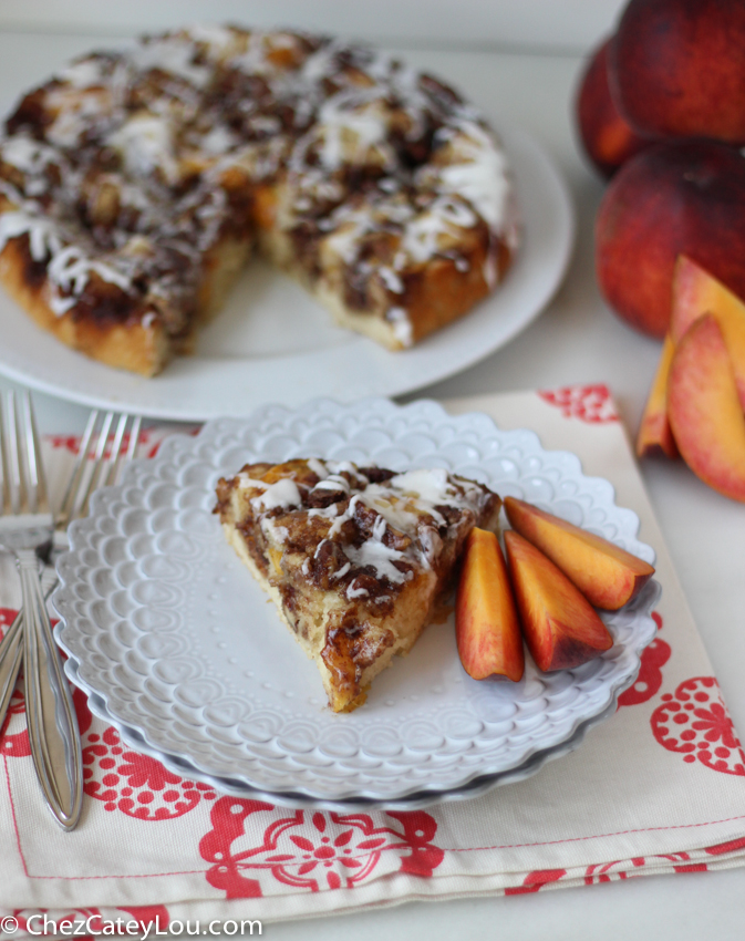 Peach Pecan Cinnamon Roll Cake | chezcateylou.com