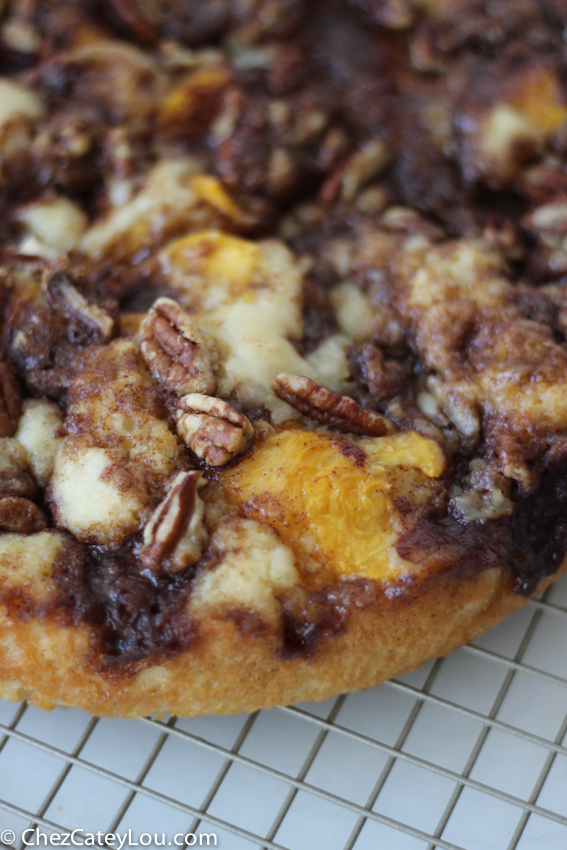 Peach Pecan Cinnamon Roll Cake | chezcateylou.com