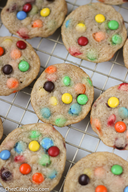 Mini M&M Cookies | chezcateylou.com #recipe #backtoschool
