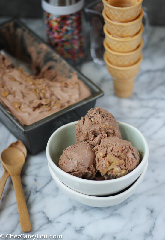 No-Churn Chocolate Peanut Butter Ice Cream | chezcateylou.com