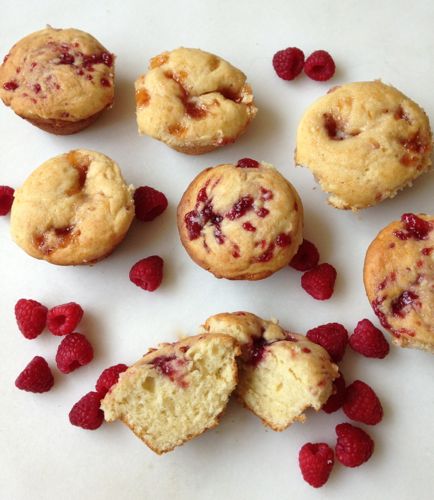 Raspberry Cream Cheese Muffins | chezcateylou.com