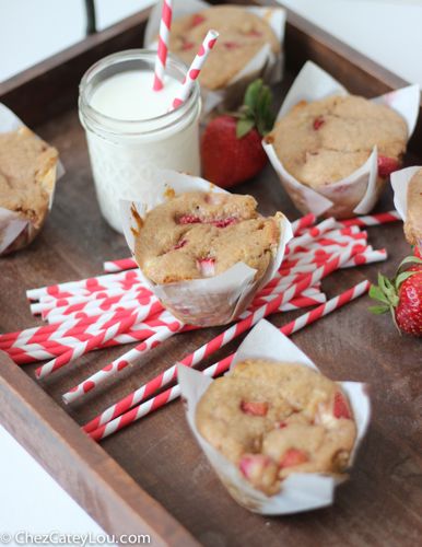 Whole Wheat Strawberry Muffins with Cheesecake Swirl | chezcateylou.com