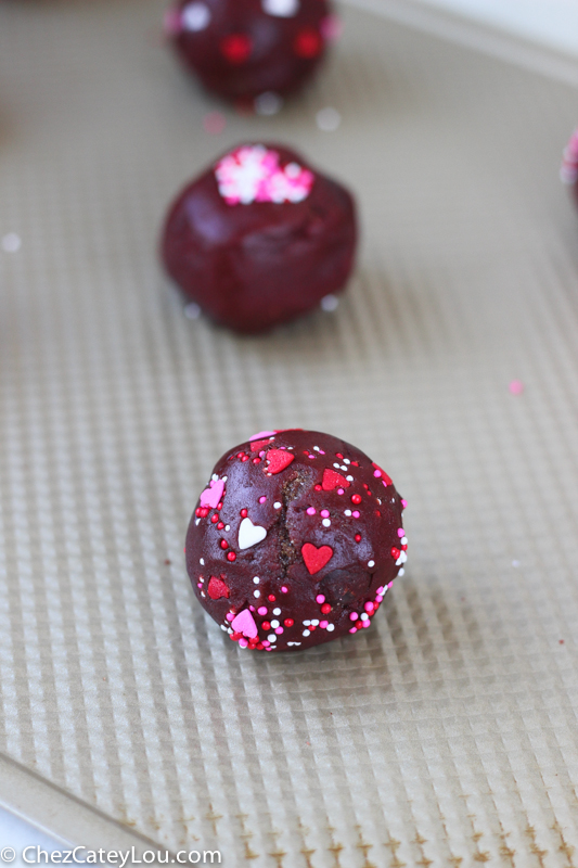 Caramel Stuffed Red Velvet Cookies | ChezCateyLou.com - the perfect Valentine's Day treat!