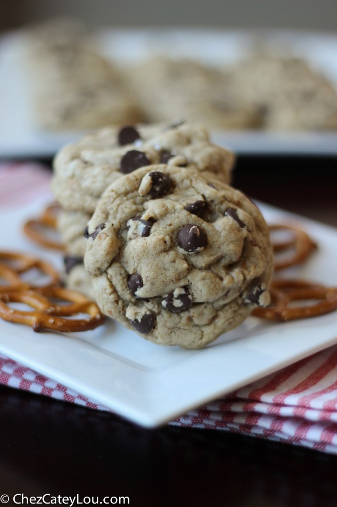 Pretzel Chocolate Chip Cookies | chezcateylou.com