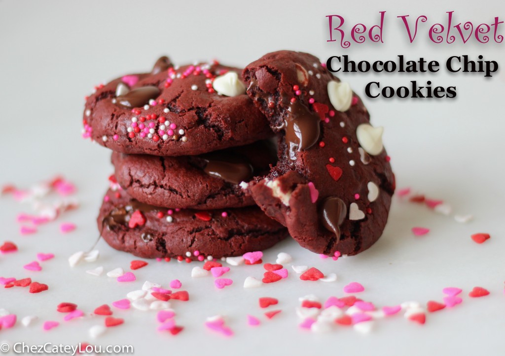 Red Velvet Chocolate Chip Cookies | chezcateylou.com