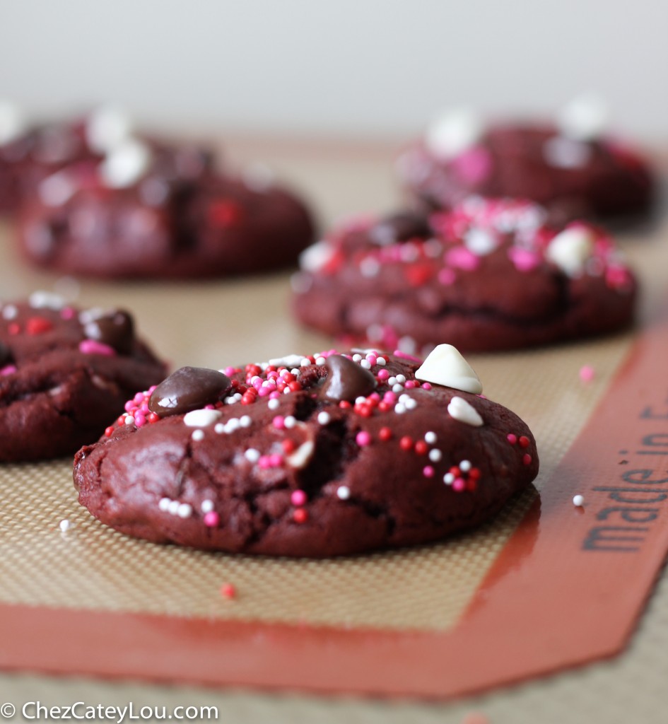 Red Velvet Cookies with Chocolate Chips | chezcateylou.com