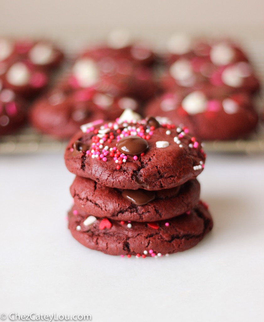 Red Velvet Cookies with Chocolate Chips | chezcateylou.com