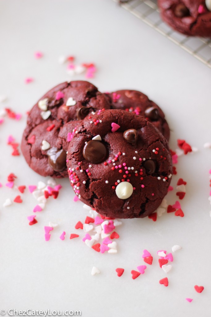 Red Velvet Cookies with Chocolate Chips | chezcateylou.com