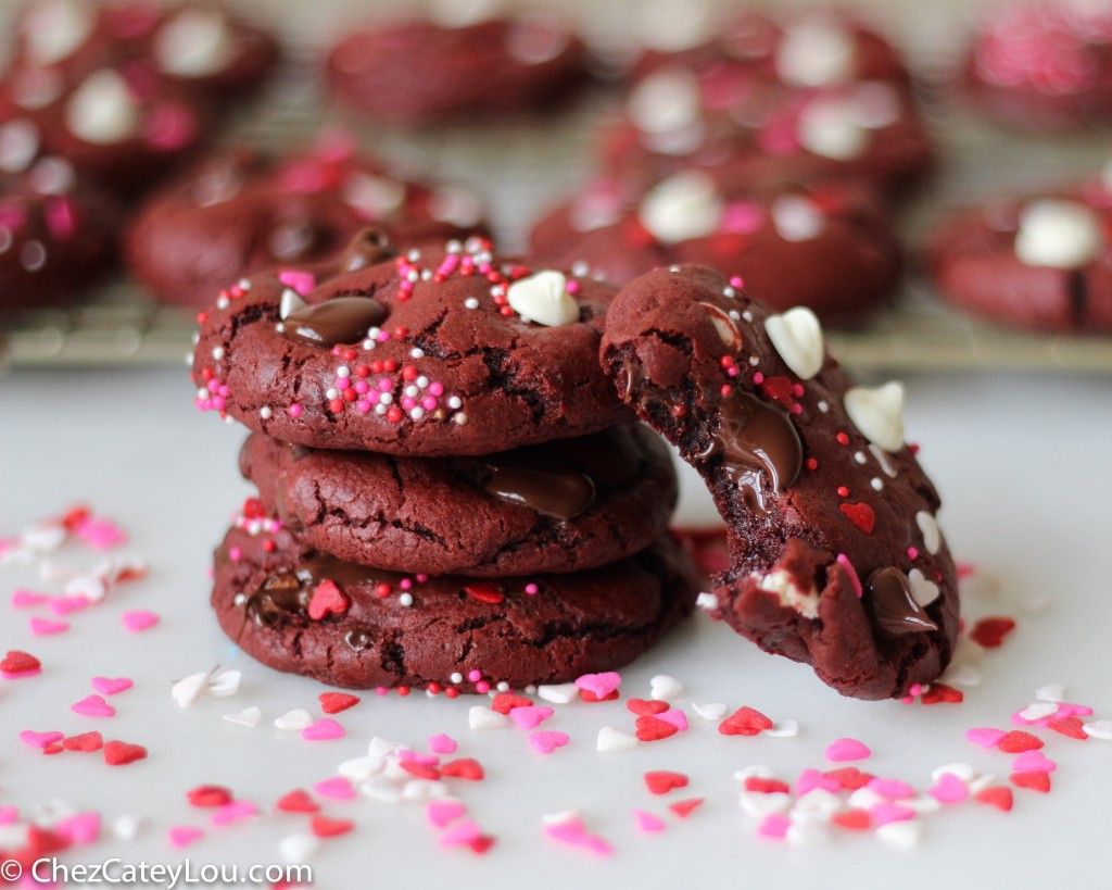 Red Velvet Cookies with Chocolate Chips | chezcateylou.com