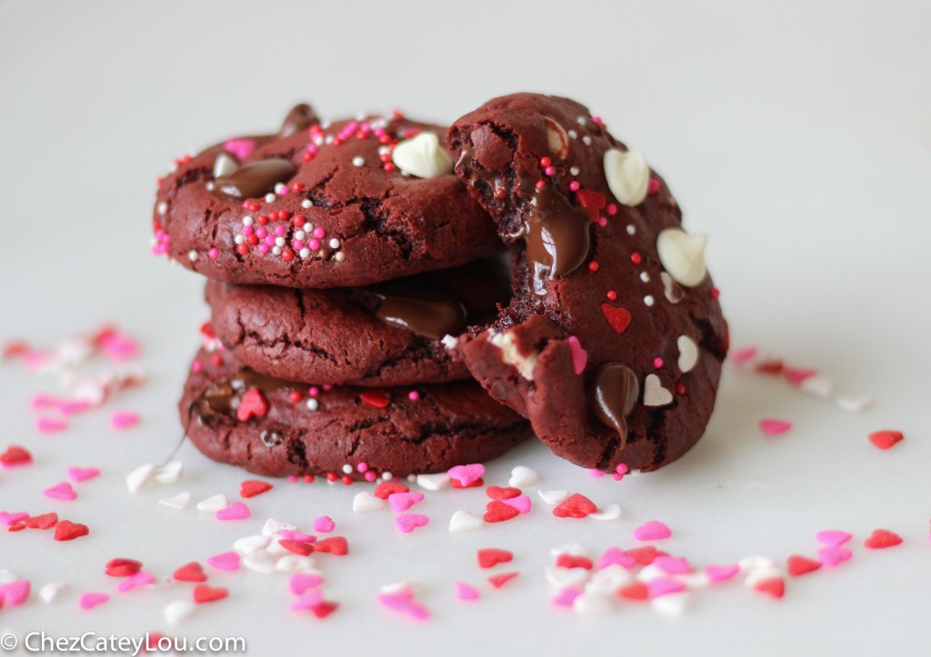 Red Velvet Cookies with Chocolate Chips | chezcateylou.com