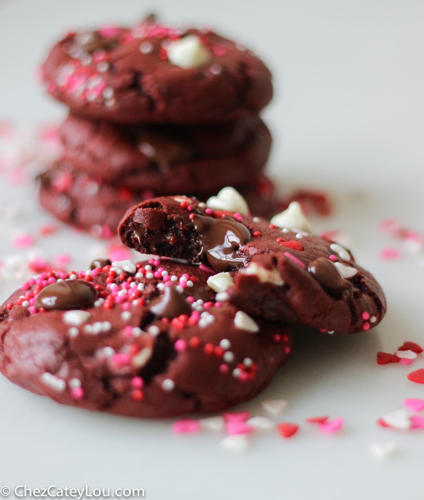 Red Velvet Cookies with Chocolate Chips | chezcateylou.com