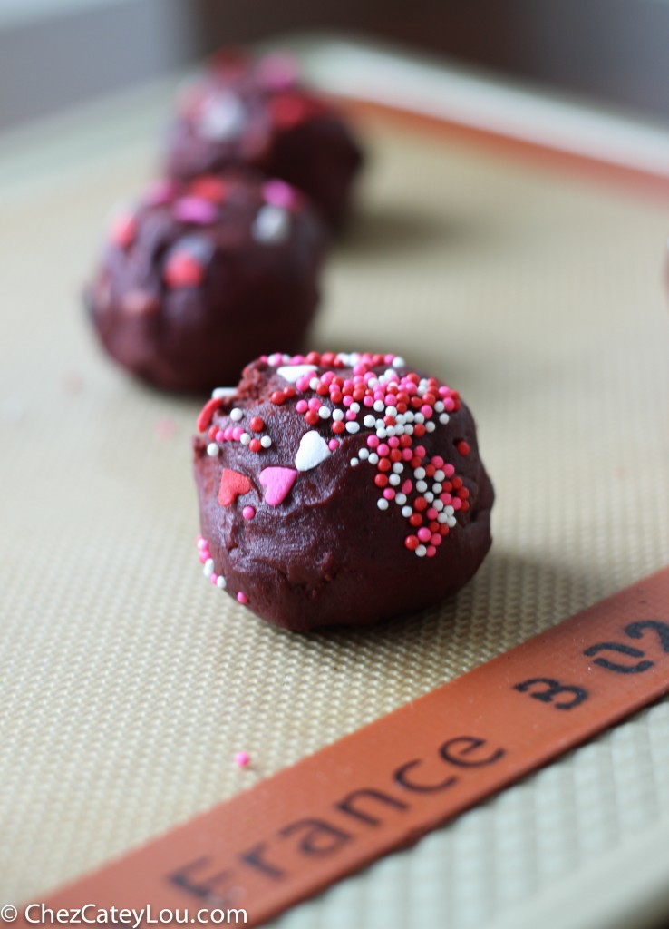 Red Velvet Cookies with Chocolate Chips | chezcateylou.com