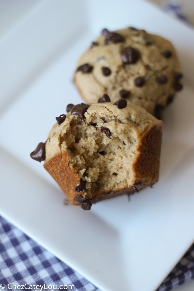 Peanut Butter Chocolate Chip Muffins | chezcateylou.com