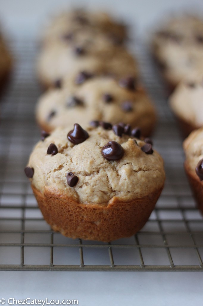 Peanut Butter Chocolate Chip Muffins | chezcateylou.com