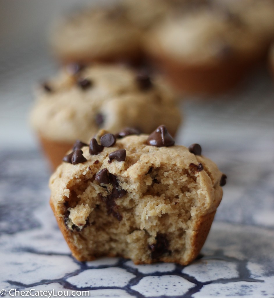 Peanut Butter Chocolate Chip Muffins | chezcateylou.com