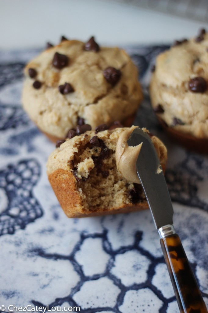 Peanut Butter Chocolate Chip Muffins | chezcateylou.com