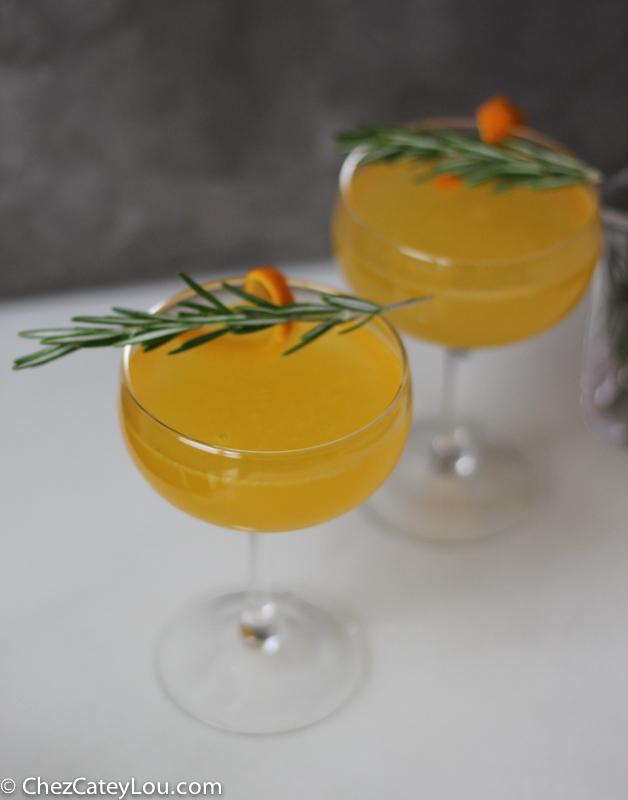 Clementine Rosemary Champagne Cocktail | chezcateylou.com