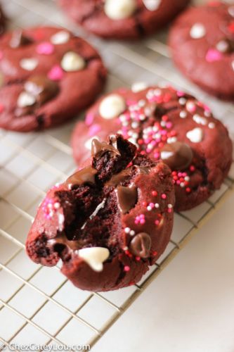 Red Velvet Chocolate Chip Cookies | chezcateylou.com