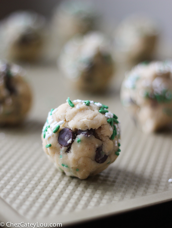 St. Patrick's Day Funfetti Chocolate Chip Cookies | chezcateylou.com