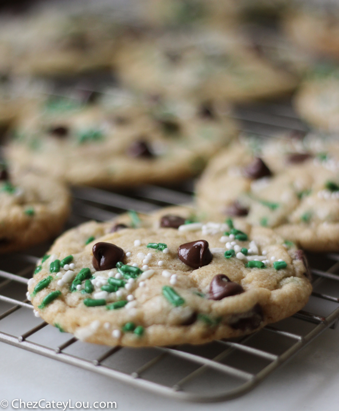 St. Patrick's Day Funfetti Chocolate Chip Cookies | chezcateylou.com