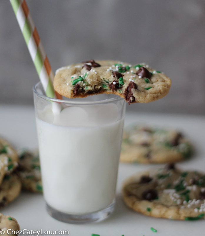 St. Patrick's Day Funfetti Chocolate Chip Cookies | chezcateylou.com