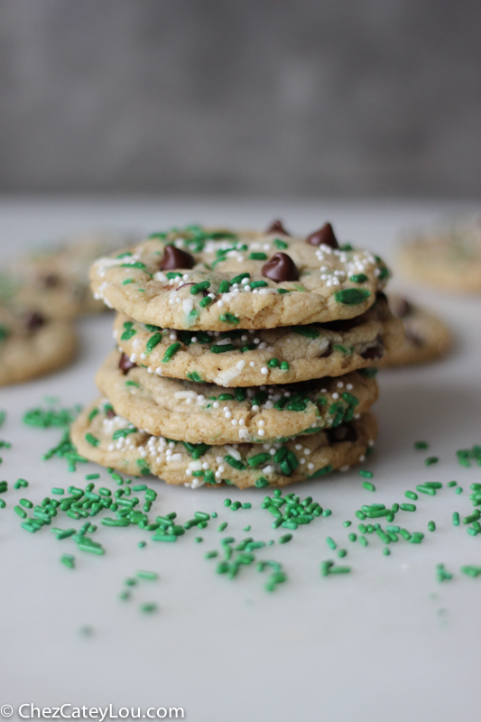 St. Patrick's Day Funfetti Chocolate Chip Cookies | chezcateylou.com