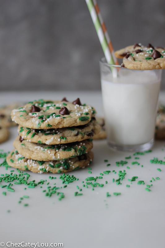 St. Patrick's Day Funfetti Chocolate Chip Cookies | chezcateylou.com