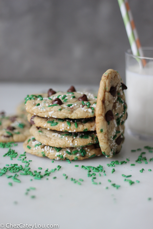 St. Patrick's Day Funfetti Chocolate Chip Cookies | chezcateylou.com