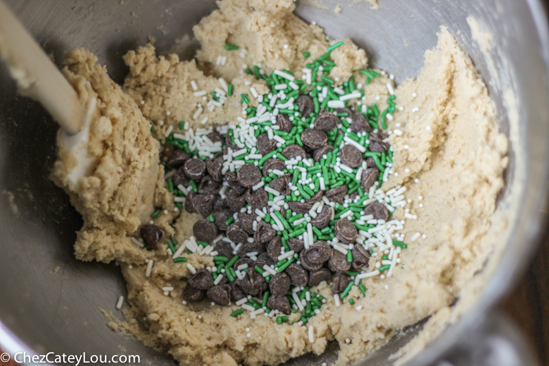 St. Patrick's Day Funfetti Chocolate Chip Cookies | chezcateylou.com