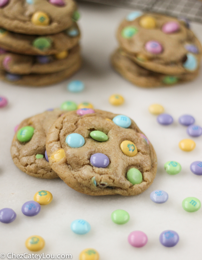 Soft and Chewy M&M Easter Cookies | chezcateylou.com