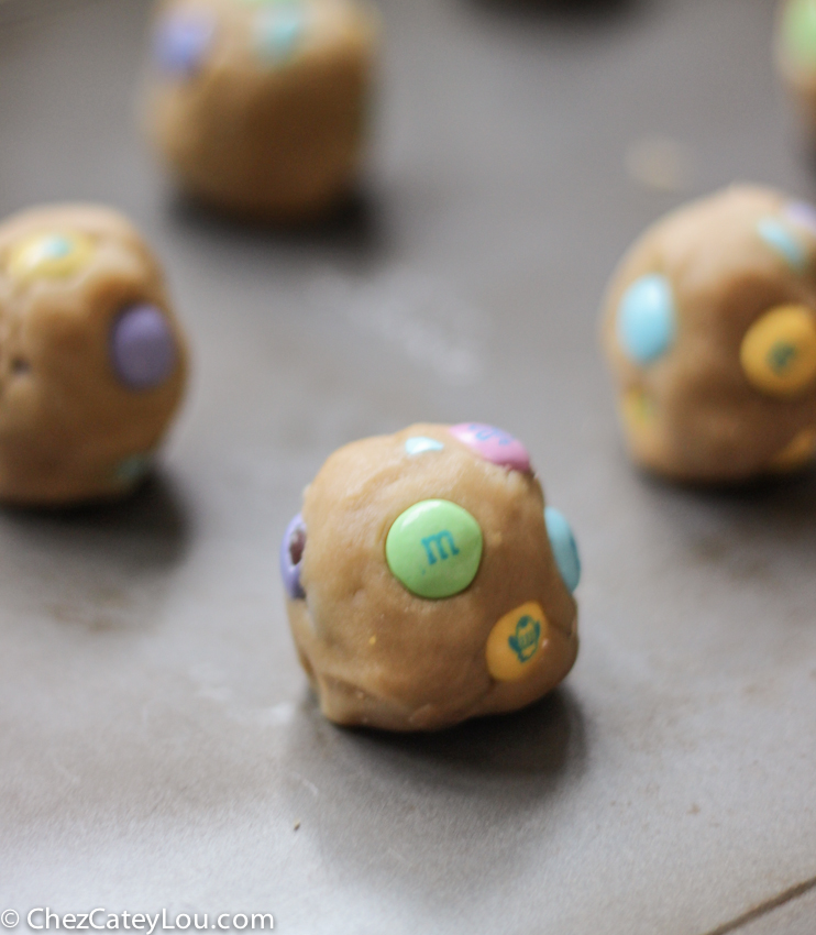 Soft and Chewy M&M Easter Cookies | chezcateylou.com