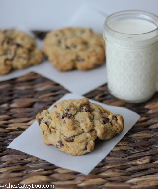 Levain Bakery Chocolate Chip Cookies | chezcateylou.com