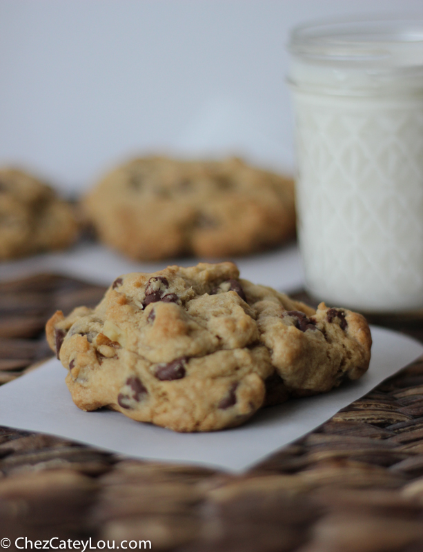 Levain Bakery Chocolate Chip Cookies | chezcateylou.com