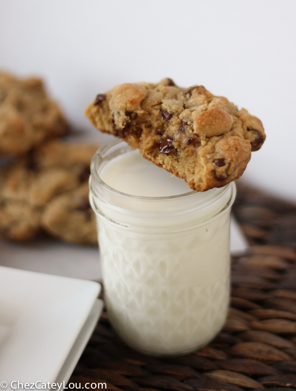 Levain Bakery Chocolate Chip Cookies | chezcateylou.com