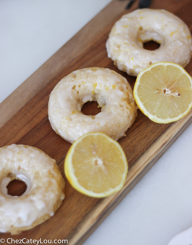 Baked Lemon Donuts made with Greek Yogurt | chezcateylou.com