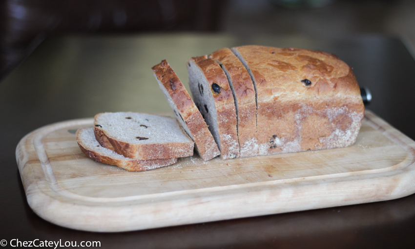 Cinnamon Raisin English Muffin Bread | chezcateylou.com