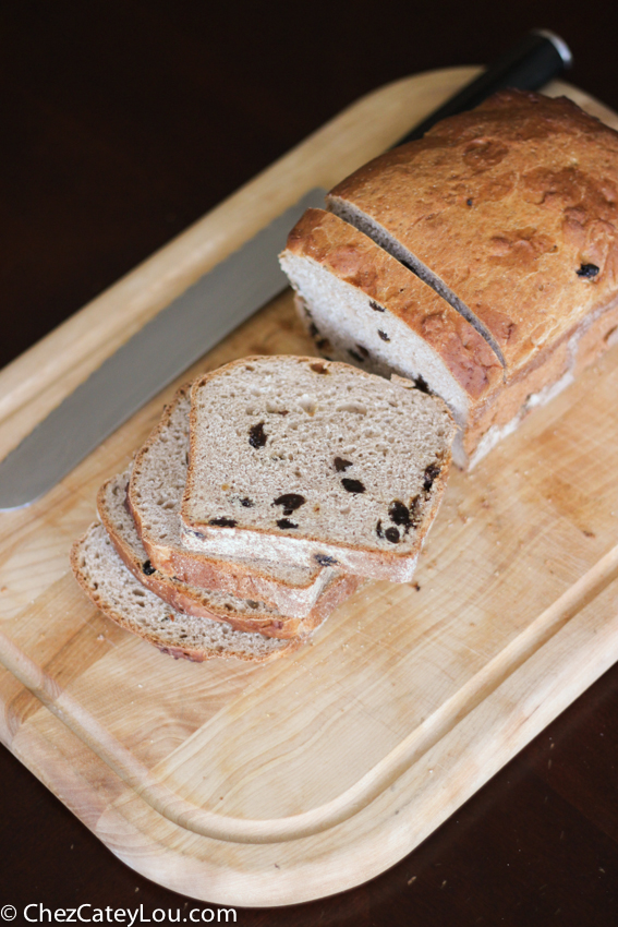 Cinnamon Raisin English Muffin Bread | chezcateylou.com