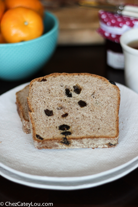 Cinnamon Raisin English Muffin Bread | chezcateylou.com