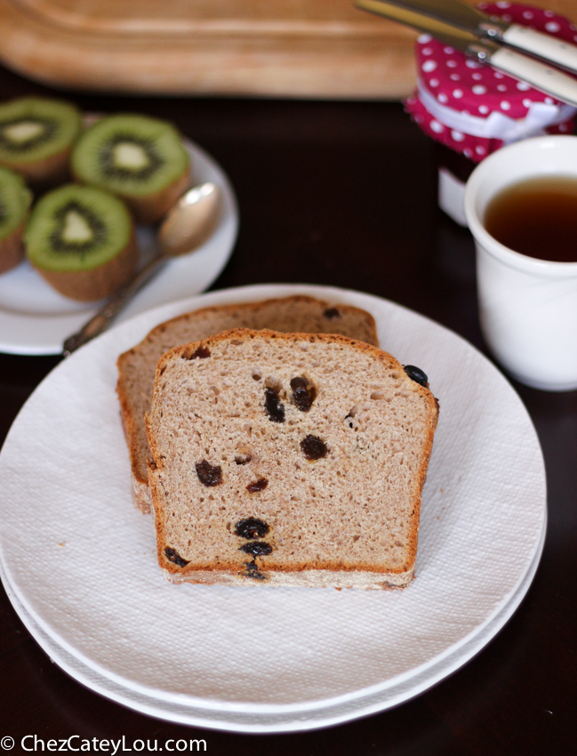 Cinnamon Raisin English Muffin Bread | chezcateylou.com