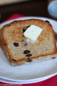 Cinnamon Raisin English Muffin Bread | chezcateylou.com