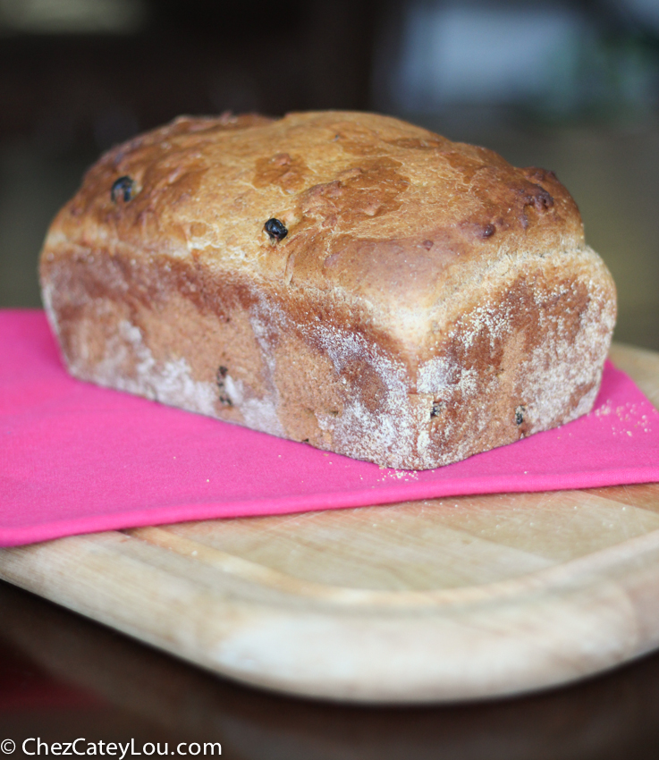 Cinnamon Raisin English Muffin Bread | chezcateylou.com