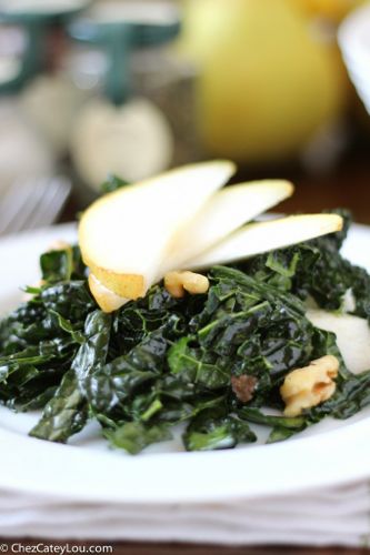 Kale Salad with Pears and Walnuts | chezcateylou.com
