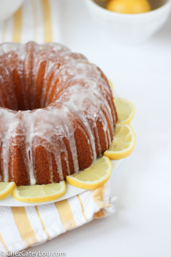 Lemon Bundt Cake | chezcateylou.com